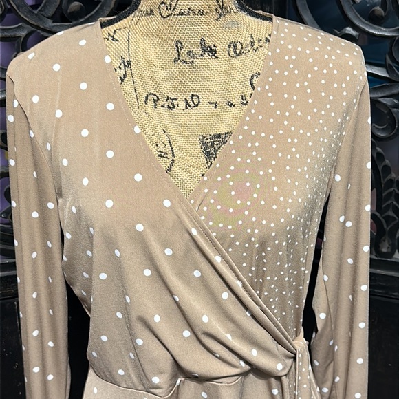 Susan Graver Liquid Knit Faux Wrap Tan w/ White Polka Dot Shirt / Top / Blouse. - Picture 3 of 9